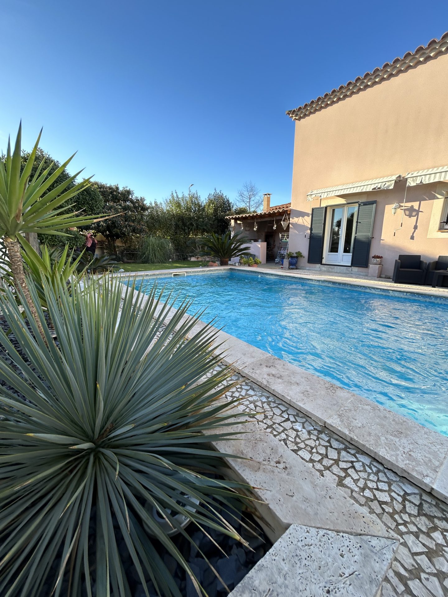 Photo d'une charmante maison à vendre sur la commune de Nîmes proche du centre ville offrant toutes commodités. Maison possédant une piscine et un beau terrain.